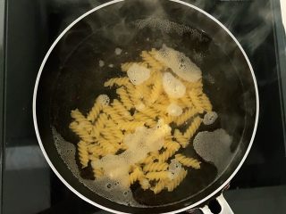 8、杂蔬意面烘蛋饼,水开后加入螺丝面，煮6分钟左右