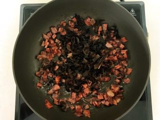 12、杂蔬意面烘蛋饼,加入木耳，翻炒均匀