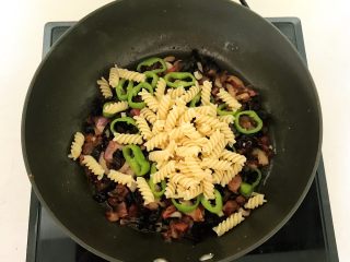 16、杂蔬意面烘蛋饼,加入煮好的螺丝面，翻炒均匀