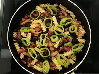 17、杂蔬意面烘蛋饼,把炒好的杂蔬意面倒入一个小炒锅里，这样可以使食材更加集中