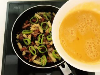 18、杂蔬意面烘蛋饼,把鸡蛋液倒入意面杂蔬中