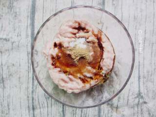 1、熏豆腐皮卷,肥瘦肉加入少许葱沫姜末打成肉泥,剁好的肉馅放入碗中,加盐、蚝油、酱油、淀粉、胡椒粉,顺一个方向搅拌上劲。