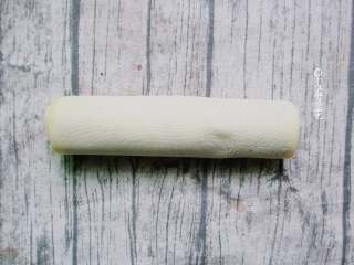 4、熏豆腐皮卷,从下往上卷起来,记得卷的紧一点