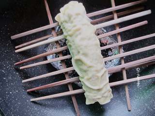 7、熏豆腐皮卷,支上架子上面放上刚才蒸好的豆皮卷。