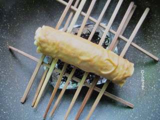 8、熏豆腐皮卷,加热至有烟冒出,约十秒钟关火,在闷一分钟,上色就完成了!