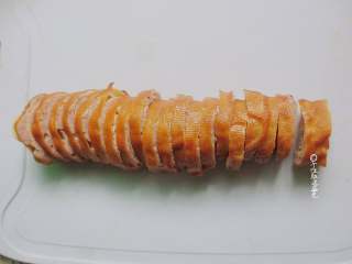 9、熏豆腐皮卷,熏好后刷上一层香油,避免豆腐皮干硬!成品切好装盘!