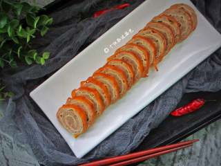 12、熏豆腐皮卷,可以一次多做,蒸熟凉透后装保鲜袋放冰箱冷冻保存,吃之前取出稍放一会,能切动就行,不要等完全回温,切片再香煎,味道不会改变。