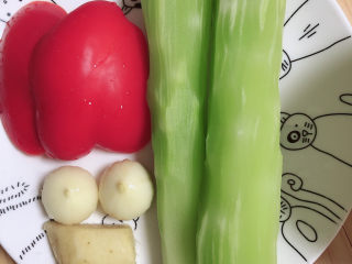 1、莴笋炒牛肉,准备好青笋、红椒、姜蒜。