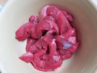 2、莴笋炒牛肉,准备好牛柳，洗净待用。