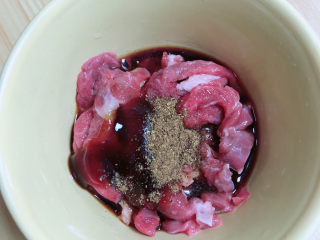 3、莴笋炒牛肉,加入盐、耗油、生抽、料酒、花椒粉。