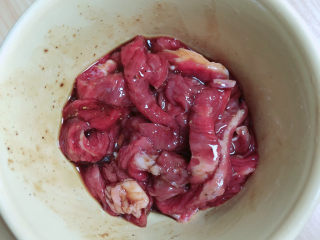 4、莴笋炒牛肉,将牛肉搅拌均匀，腌制10分钟。