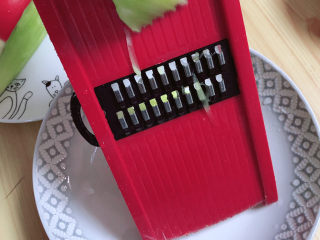 5、莴笋炒牛肉,用叉子将莴笋叉成丝儿。