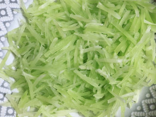 6、莴笋炒牛肉,莴笋丝叉好待用。