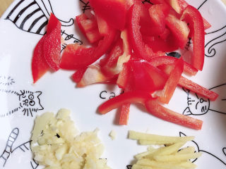 7、莴笋炒牛肉,配菜切好待用。