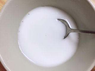 8、莴笋炒牛肉,准备一点淀粉水。