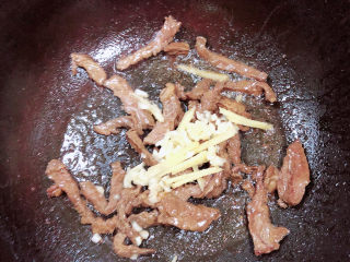 10、莴笋炒牛肉,将牛肉中的水分炒掉，加入姜蒜翻炒均匀。