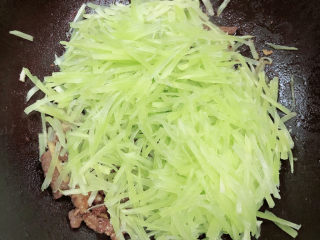 11、莴笋炒牛肉,加入莴笋丝。