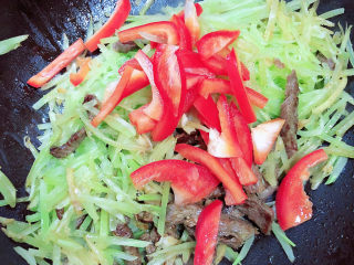 12、莴笋炒牛肉,再加入红椒丝翻炒均匀。