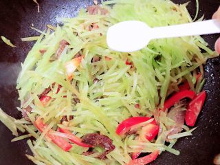 13、莴笋炒牛肉,加入一少盐，翻炒均匀。