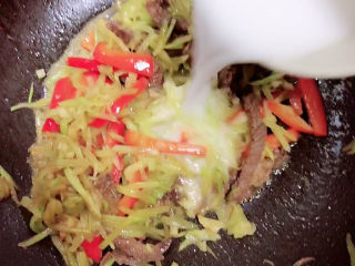 14、莴笋炒牛肉,淋入淀粉水，翻炒均匀。