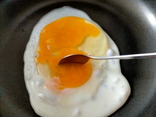 4、早餐卷饼,蛋黄用勺子打散