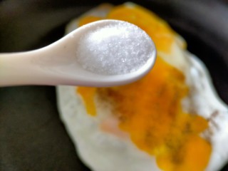 6、早餐卷饼,加少许盐均匀撒开