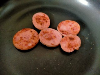 9、早餐卷饼,煎肠，两面煎至金黄即可