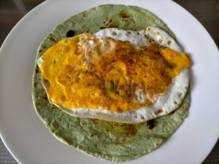 11、早餐卷饼,铺上煎蛋