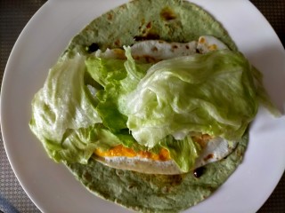 13、早餐卷饼,盖上生菜