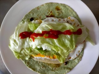 14、早餐卷饼,挤少许番茄酱