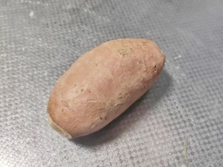 2、红薯南瓜粥,红薯洗净