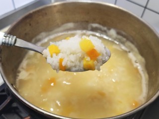 12、红薯南瓜粥,再继续小火煮5分钟左右，煮至冰糖全部融化
