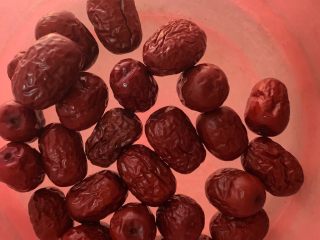 1、红枣酥,准备红枣。