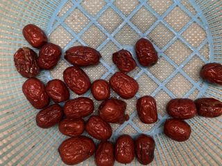 2、红枣酥,清水洗净。