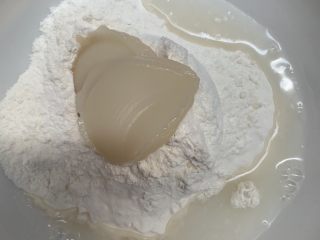 5、红枣酥,加入水。