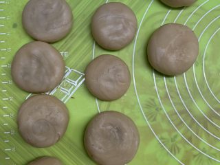 32、红枣酥,每个都摁扁，烤箱180℃预热8分钟。