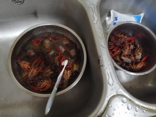 2、蒜香小龙虾,将小龙虾用牙刷把身体上泥沙刷洗干净，剪掉头尾。