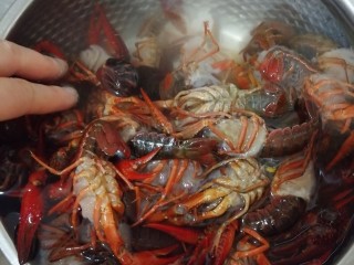 3、蒜香小龙虾,清洗两遍