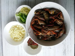 4、蒜香小龙虾,清理干净的小龙虾，葱姜蒜，辣椒，花椒