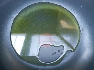 5、蒜香小龙虾,起锅烧油