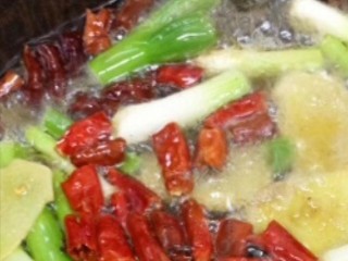 6、蒜香小龙虾,炝香葱姜蒜，辣椒，花椒，八角，香叶，倒点香醋，