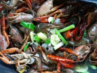 7、蒜香小龙虾,把小龙虾倒入进去翻炒
