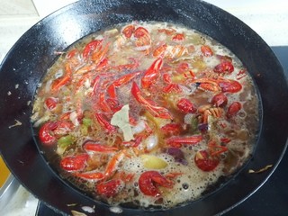 8、蒜香小龙虾,翻炒5分钟后，加汤汁，加盐，糖，啤酒，蚝油，中水熬炖