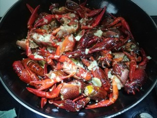 9、蒜香小龙虾,直至汤汁收干，就可以出锅