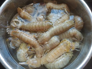 1、椒盐皮皮虾,皮皮虾洗净