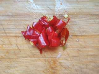 3、椒盐皮皮虾,干红辣椒切小段