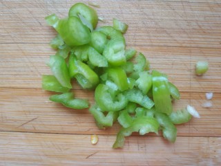 5、椒盐皮皮虾,尖椒切碎