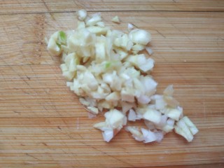 6、椒盐皮皮虾,蒜切末