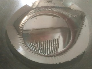 7、椒盐皮皮虾,锅中放入适量植物油，多放点儿，烧热