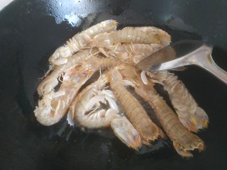 8、椒盐皮皮虾,放入皮皮虾